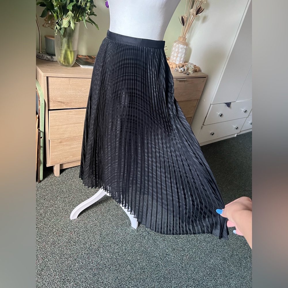 CLUB MONACO Black Pleated Flare Circle Modest Midi Knee-Length Shiny Skirt Sz XS - Picture 3 of 16